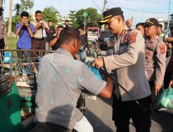 Kapolres Aceh Timur Pimpin Pembagian 920 Paket Sembako Kepada Warga Miskin