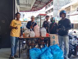 Driver Kota Juang Bagikan Ratusan Nasi Kotak Dalam Kegiatan Jumat Berbagi