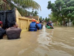 Personel Brimob Evakuasi Korban Banjir di Aceh Utara