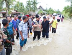 Terobos Banjir, Pj. Bupati Aceh Utara Antar Bantuan ke Gampong-Gampong Terisolir