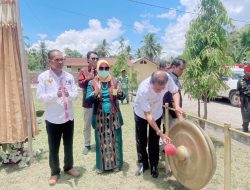 Hj. Rizayati Launching Indonesia Terang Bersama Bupati Flores Timur