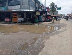 Masyarakat Minta Pemkab Aceh Utara Perbaiki Jalan Berlubang di Keude Geudong
