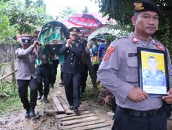 Kapolres Aceh Timur Hadiri Pemakaman Anggota Hingga Selesai