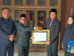 Kado HUT Daerah ke 66, Pj Bupati Aceh Timur Terima Penghargaan dari Kemendagri