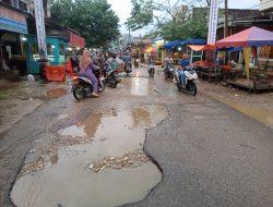 Masyarakat Tanah Jambo Aye Keluhkan Jalan Sempit dan Berlubang