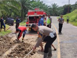 Gerak Cepat Satlantas Polres Bireuen Bersihkan Material Tanah Longsor