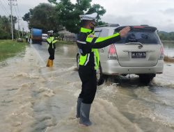 Ruas Jalan Tergenang Air, Satlantas Polres Bireuen Atur Lalu Lintas