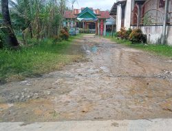 Pipa PDAM Tirta Mon Pasee Bocor di Depan SMP Baktiya