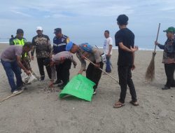 Personel Polsek Jangka dan Muspika Bersihkan Sampah di Lokasi Wisata