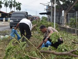Personil Polsek Kota Juang bersama Warga Bersihkan Sampah di Pasar Induk