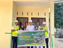 Pj. Bupati Bireuen Serahkan Kunci Dua Unit Rumah Layak Huni