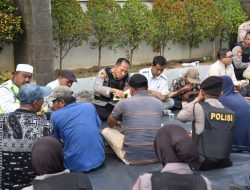 Kapolres Bireuen Makan Bareng Tukang Ojek dan Petugas Parkir