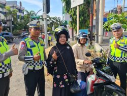 Satlantas Bireuen Berikan Helm Gratis ke Pengendara Tertib Lalu Lintas