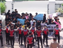 Buntut Pencoretan Muhammad Furqan dari Calon Pansel, Gedung DPRK Bireuen di Demo