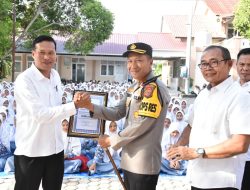 Kepsek SMAN 1 Bireuen Terima Penghargaan dari Kapolres
