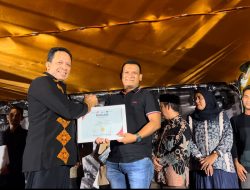 Kajari Bireuen Terima Penghargaan Sebagai Kolaborator Terbaik Jurnalis Warga