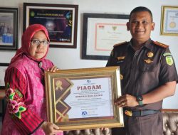 Kajari Bireuen Terima Penghargaan Pelayanan Sangat Memuaskan dari JSI
