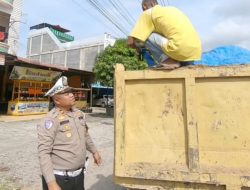 Satlantas Polres Bireuen Himbau Sopir Truk Pasir Tutup Muatan