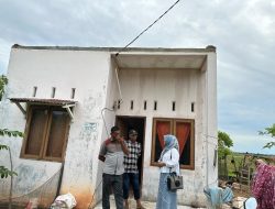 Anggota Dewan Bireuen Salurkan Bantuan Masa Panik untuk Korban Angin Kencang