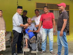 Wakil Ketua DPR Aceh Fraksi NasDem Bantu Kursi Roda untuk Warga Bireuen