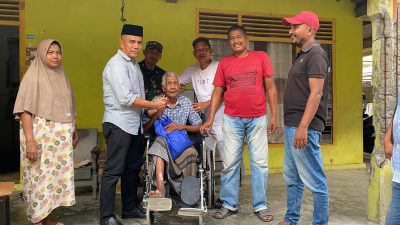 Wakil Ketua DPR Aceh Fraksi NasDem Bantu Kursi Roda untuk Warga Bireuen