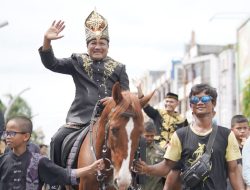 Ikut Pawai Budaya HUT Bireuen, Bupati Mukhlis Tunggangi Kuda Pacu