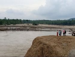 Pemkab Bireuen Salurkan Beras ke Korban Banjir Terisolir di Peusangan Selatan