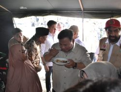 Prabowo Makan Bersama Pengungsi Korban Banjir Bireuen