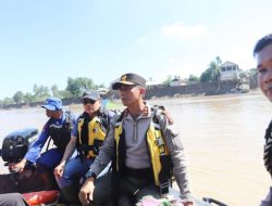 Kapolda Aceh Seberangi Sungai Tingkeum untuk Tembus ke Aceh Utara