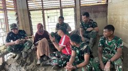 Anggota Yonif TP 837/KT dan Yonif 113/JS Bersihkan Lumpur Banjir di Rumah Warga Bireuen