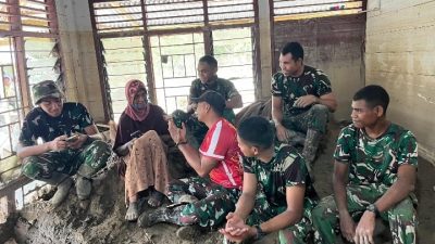 Anggota Yonif TP 837/KT dan Yonif 113/JS Bersihkan Lumpur Banjir di Rumah Warga Bireuen