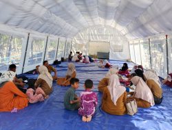 Tanpa Seragam, Siswa SD 5 Peusangan Siblah Krueng Belajar di Tenda Darurat