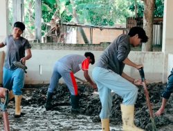 Bersama Mahasiswa UIN Ar Raniry, KNPI Bireuen Bersihkan Dayah   