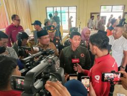 Kepala BNPB Serahkan Buku Tabungan DTH Kepada Korban Banjir Bireuen