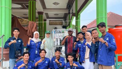 Mahasiswa KKN Unimal Distribusikan Air Bersih Bagi Korban Banjir di Peusangan Siblah Krueng