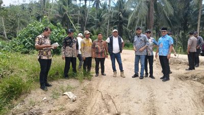Bupati Mukhlis Tinjau Jalan Rusak Akibat Banjir, Dibangun Pakai Bantuan Pemkab Asahan Rp30 Miliar
