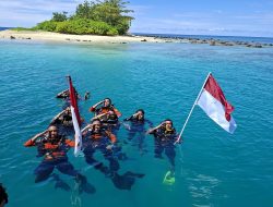 HUT RI 81, Personel Polres Simeulue Kibarkan Merah Putih Dibawah Laut