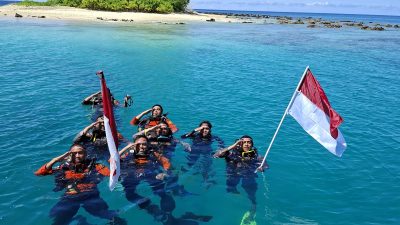 HUT RI 81, Personel Polres Simeulue Kibarkan Merah Putih Dibawah Laut