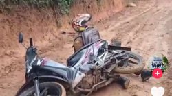 Jalan Menuju SDN 9 Nisam Antara Rusak, Seorang Guru Terjatuh Dałam Lumpur
