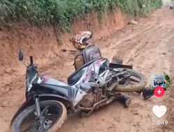 Jalan Menuju SDN 9 Nisam Antara Rusak, Seorang Guru Terjatuh Dałam Lumpur