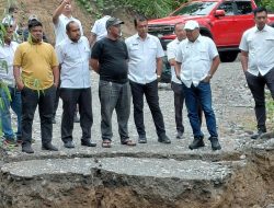 H Mukhlis Tinjau Jembatan Darurat Kubang Itam Yang Rusak, Perintahkan Penanganan Segera